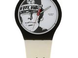 une montre en noir et blanc sur laquelle figure l'image d'un homme sur un skateboard
