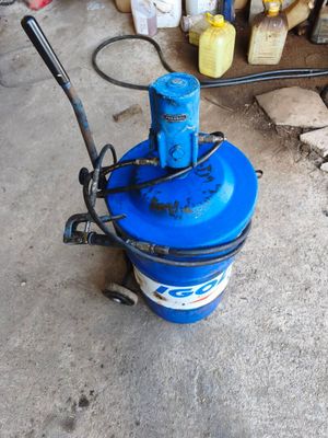 une borne d'incendie bleue posée par terre à côté d'un tas de bouteilles