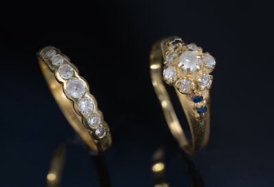 un gros plan sur deux bagues en or serties de diamants