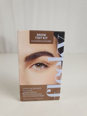 une boîte de teinture pour sourcils posée sur une table, sur fond blanc