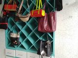 de nombreux sacs à main et sacs à bandoulière accrochés au mur