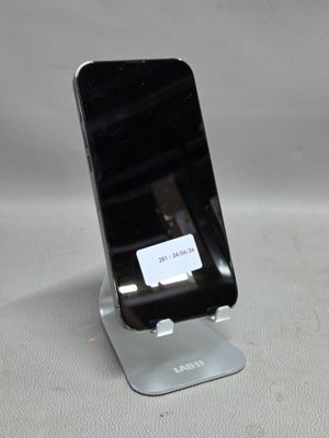un téléphone portable posé sur un support sur une table