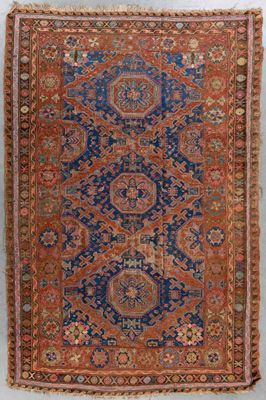 tapis persan ancien à motifs bleus et rouges