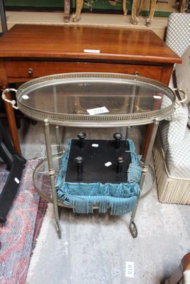 une table avec un plateau en verre sur laquelle est posé un panier
