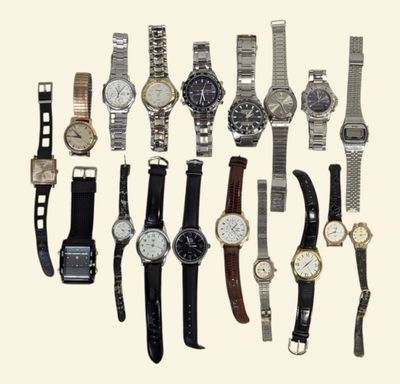 a lot of watches that are all different colors and sizes
