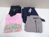 deux paires de chemises et de pantalons sont posées sur une table