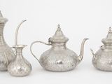 un ensemble composé de trois théières en métal argenté et d'une cafetière