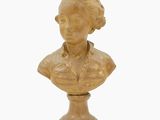statue représentant la tête d'une femme posée sur un socle, sur fond blanc