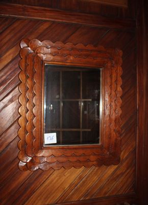 un miroir accroché au mur dans une pièce lambrissée