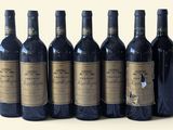 six bouteilles de vin sont alignées dans une rangée