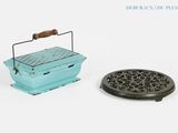une petite boîte bleue munie d'une poignée, à côté d'une autre petite boîte bleue