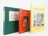 trois livres posés l'un à côté de l'autre sur une table