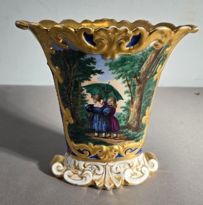 un vase sur lequel figurent deux enfants tenant un parapluie