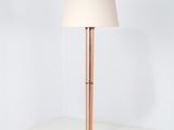 une lampe posée sur une table