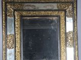 un miroir accroché au mur avec un cadre doré