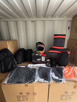 plusieurs sacs posés sur une boîte