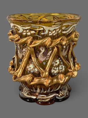 un vase en or posé sur une table