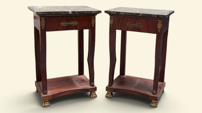 paire de tables d'appoint anciennes en bois avec des plateaux en marbre