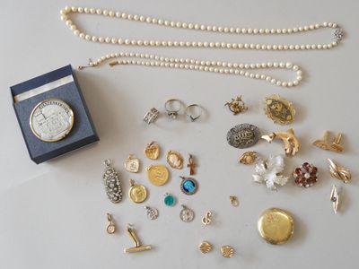 une photo d'une table sur laquelle sont disposés de nombreux bijoux
