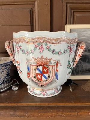 un vase orné d'un blason