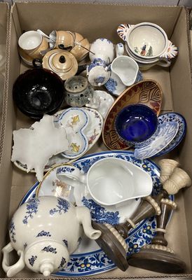 une boîte remplie d'assiettes, de tasses et de soucoupes en porcelaine