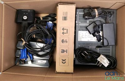 une boîte contenant tout un tas d'appareils électroniques