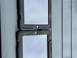 deux miroirs carrés fixés sur le côté d'un immeuble