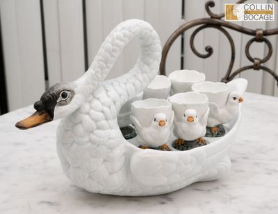 un service à thé en forme de cygne blanc posé sur une table