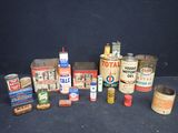 de nombreux pots de peinture de différents types posés sur la table