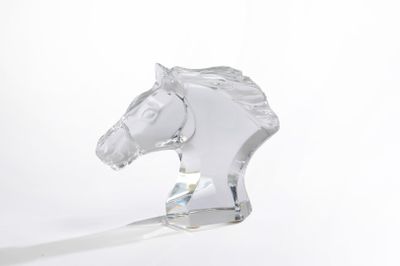 figurine en cristal représentant une tête de cheval sur fond blanc