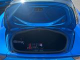 une voiture de sport bleue garée sur le bord de la route