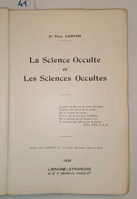 un livre ouvert avec l'image d'un chat dessus