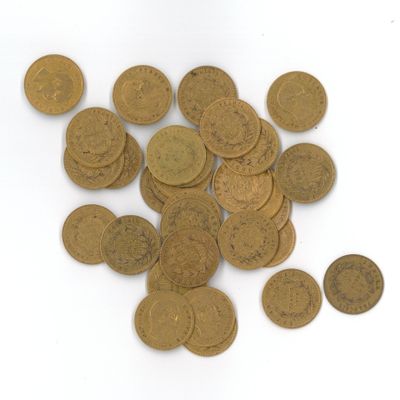 une pile de vieilles pièces de monnaie sur une surface blanche