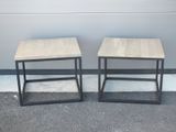 lot de deux tables d'appoint industrielles en acier et en bois