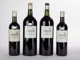 trois bouteilles de vin sont alignées sur une surface blanche