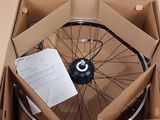 une boîte contenant une roue de vélo