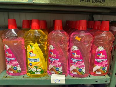 de nombreuses bouteilles de produits d'entretien sur une étagère dans un magasin