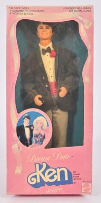 un homme qui ressemble à une poupée Barbie, vêtu d'un smoking et d'un nœud papillon