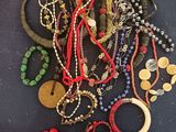 beaucoup de colliers et de bracelets posés sur la table