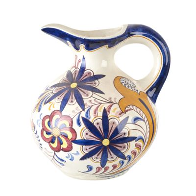 un vase blanc orné de fleurs bleues et jaunes
