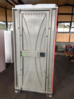 des toilettes portables au milieu d'une pièce