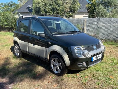 une photo d'une petite voiture noire garée dans une cour