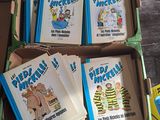 des cartons de livres pour enfants posés sur une table en bois