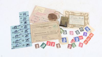 beaucoup de timbres et de timbres sur la table