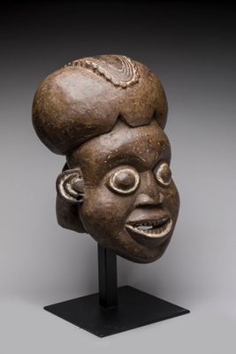 un gros plan sur une sculpture représentant une tête de femme posée sur un socle
