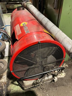 un grand chauffage de chantier SOVELOR au gasoil.