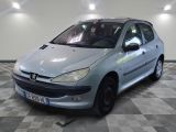 la photo d'une voiture argentée garée dans un garage