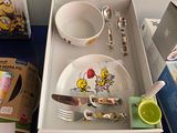 une boîte contenant une assiette, une fourchette et une cuillère, ainsi qu’une autre boîte contenant une fourchette et un couteau