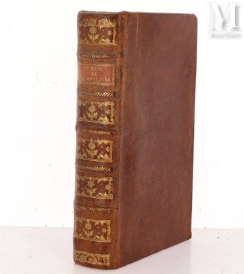 un vieux livre à la couverture brune posé sur une table