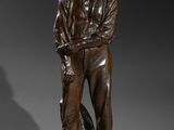 une image représentant une statue en bronze d'un homme tenant un chien